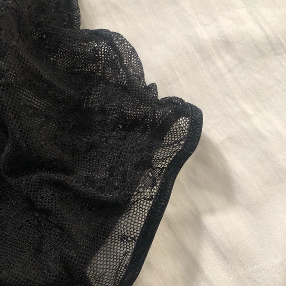 Black lace lingerie - Picture 3 of 4